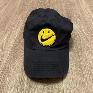 Nike Heritage86 Black Smiling Nike Logo Face Cap Hat